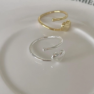 Minimalist 925 silver heart open rings in gold and silver finish on ceramic plate