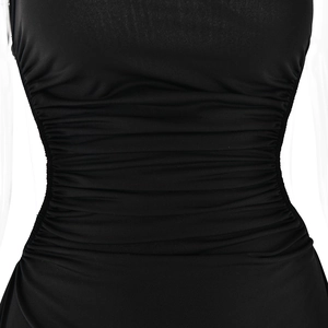 Detail der gerafften Taille am schwarzen rückenfreien Kleid mit eleganter Plisseestoffstruktur