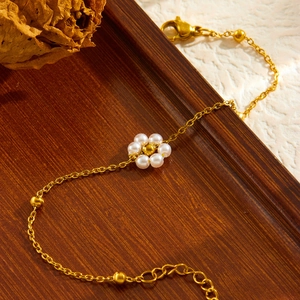 Élégant bracelet en titane plaqué or 18K avec perles et fleurs et fermoir mousqueton