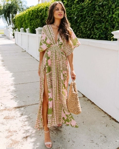 Gros plan d'une robe d'été à fleurs avec fente haute et décolleté en V profond sexy
