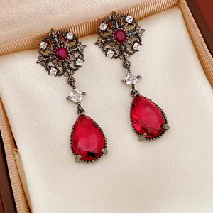 Boucles d'oreilles vintage en argent ajouré avec goutte de rubis rouge et zircons