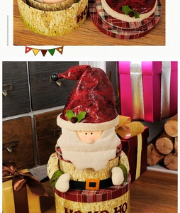 Vue détaillée des boîtes de Noël gigognes Père Noël avec texte HO HO HO décoratif