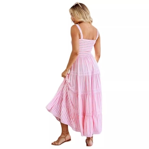 Robe longue d'été à rayures roses avec bretelles fines et buste smocké