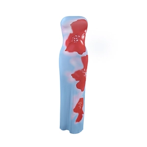 Dettaglio dell'abito lungo a tubino attillato con stampa floreale tie-dye blu e rossa