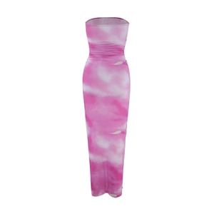 Détail de la robe longue bustier tie-dye rose et blanc avec une coupe ajustée sexy