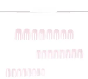 Dettaglio delle unghie finte quadrate sfumate rosa e bianco nel set da 24 pezzi