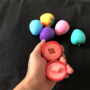 Detail von Erdbeer-Lernspielzeug mit roten Rautenverbindungen für Kleinkinder im Set
