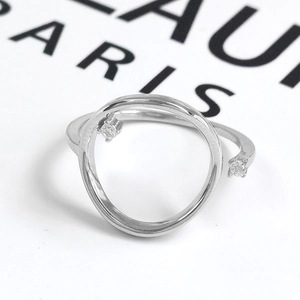 Makroaufnahme des S925 Silberrings mit zwei runden Zirkonia im geometrischen Design