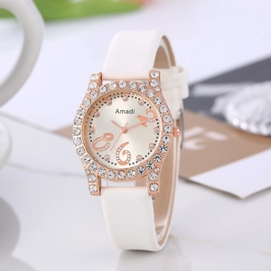 Détail de la montre femme avec bracelet en cuir blanc et lunette sertie de strass