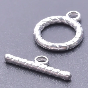 Vue macro d'un fermoir à bascule argenté torsadé pour création de bijoux