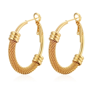 Boucles d'oreilles créoles en maille plaqué or 18 carats avec texture torsadée sur blanc