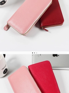Detalle de carteras largas en cuero rosa y magenta con cremalleras metálicas doradas