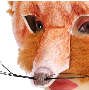 Gros plan d'un demi-masque de renard avec imprimé fourrure réaliste et longues moustaches noires