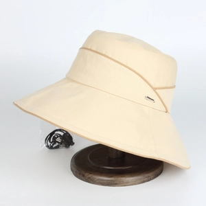Chapeau de soleil femme à large bord crème avec bordure marron et cordon réglable