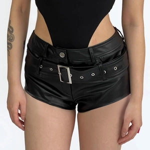 Detailansicht schwarzer PU-Leder-Shorts mit Metallschnallen-Gürtel und Textur-Finish