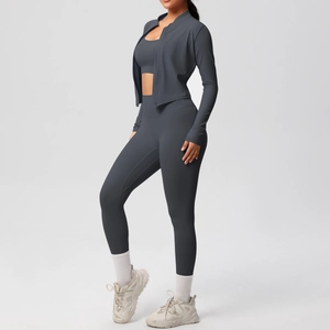 Vista laterale dell'intero set da yoga con giacca e leggings a vita alta in tessuto elastico