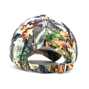 Vista trasera de la gorra de béisbol de camuflaje con cierre de hebilla metálica.