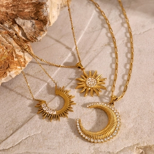 Colliers en acier inoxydable doré avec pendentifs soleil et lune sur pierre naturelle