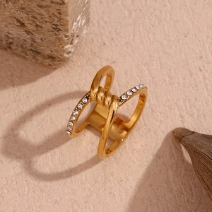 Makroaufnahme von 18K vergoldetem doppellagigem gedrehtem Ring mit glitzernden Strasssteinen