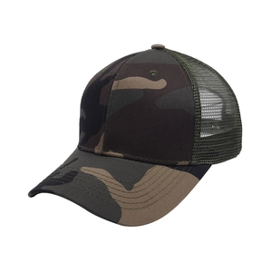 Detail von Dschungel-Camo-Muster und atmungsaktivem Mesh auf der Trucker-Cap