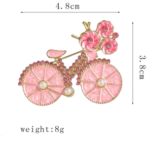 Dettaglio della spilla a bici rosa con dimensioni 4,8cm per 3,8cm e peso 8g
