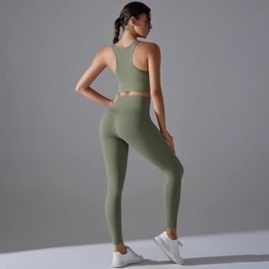 Rückansicht des olivgrünen Yoga-Sets mit Racerback-BH und elastischen Leggings