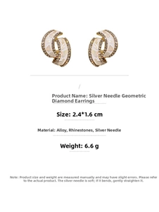 Detailansicht der geometrischen Ohrringe mit Strass und Silbernadel inklusive Größenangaben