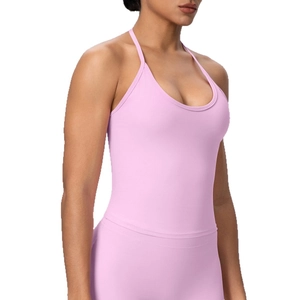 Débardeur de sport yoga rose à licou avec rembourrage vue de profil pour le fitness