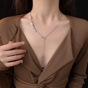 Baroque pearl pull-out tassel Y-necklace with silver-tone textured chain on model