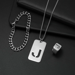 Silbernes Schmuckset aus Edelstahl mit Panzerarmband und Anhänger mit Buchstabe J