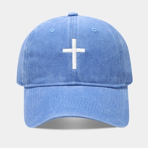 Verwaschene blaue Baumwoll-Baseballkappe mit weißem Kreuz-Stickerei auf grauem Grund