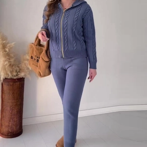 Completo in maglia a trecce viola da donna con felpa con cappuccio e pantaloni