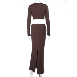 Détail de la maille côtelée marron foncé sur le crop top et la jupe moulante