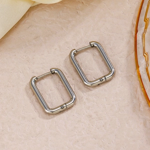 Minimalistische silberne rechteckige Creolen aus glattem Edelstahl für Damen