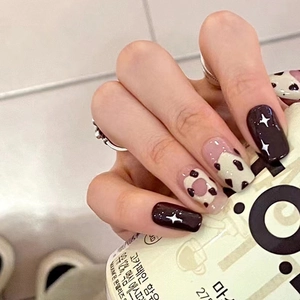 Faux Ongles À Presser Brillants Motif Vache Et Étoiles Carrés Courts Pointes D'Ongles Pour Femmes Style Doux