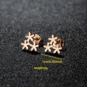 Rose gold daisy flower stud earrings for women with dimensions 1cm and 2g weight