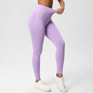 Nahaufnahme der lavendelfarbenen nahtlosen Yoga-Leggings mit Push-up-Effekt am Po