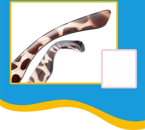 Détail des branches incurvées à motif léopard pour lunettes d'enfant, design stylé