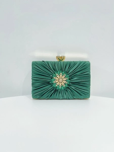 Detail der grünen Seiden-Abendtasche mit Strass-Blume und goldenem Verschluss-Design