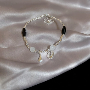 Dettaglio del bracciale di perle argentate con ematite nera e perle eleganti
