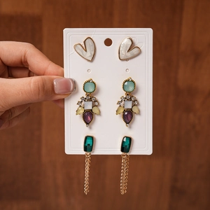 Set de 6 boucles d'oreilles vintage dorées avec cœurs géométriques et zircons