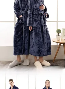 Détail du peignoir en flanelle bleu marine épais montrant la texture chaude et le tissu