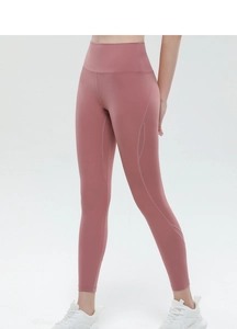 Dettaglio dei leggings yoga rosa a vita alta con cuciture sagomate e tessuto traspirante