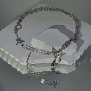 Collier étoile argentée avec perles transparentes et pompons sur pierre miroir