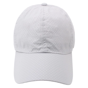 Détail du tissu en maille grise à séchage rapide et des coutures sur la casquette de sport