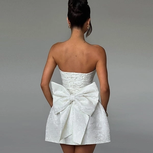 Mini-robe jacquard blanche bustier avec laçage au dos et grand nœud décoratif élégant