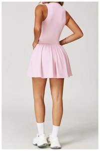 Vue arrière d'une robe de tennis rose sans manches avec jupe plissée et dos nageur