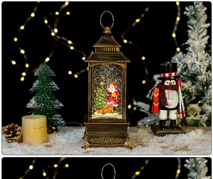 Détail d'une lanterne de Noël en bronze vintage avec Père Noël et effet de neige