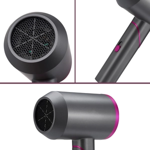 Détails macro d'un sèche-cheveux gris professionnel avec buse rose et bouton curseur
