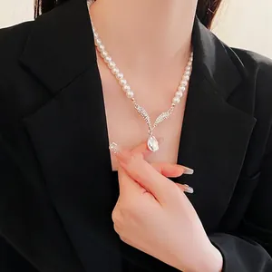 Collier de perles élégant avec pendentif en V serti de diamants et cristal goutte